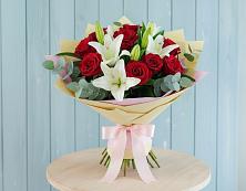 Букет цветов из:  Лилии и Розы в Алатыри