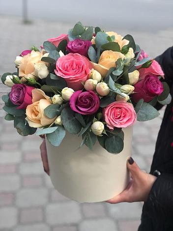 Цветочная композиция из Розы в шляпной коробке в Алатыри