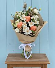 Букет цветов из:  Альстромерии, Лизиантусы, Розы и Хризантемы в Алатыри