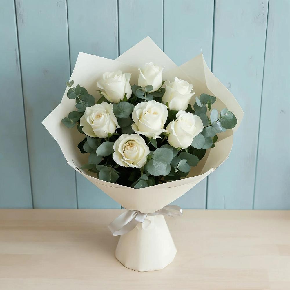 Букет Белые розы в Эвкалипте в Алатыри