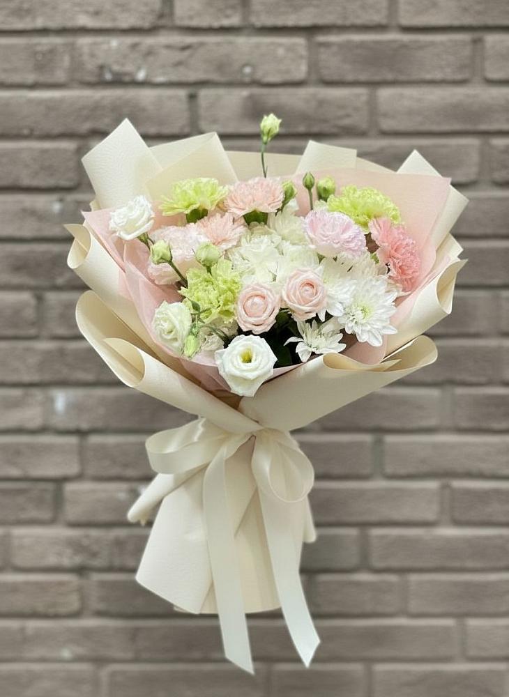 Букет цветов из: Гвоздики, Розы, Лизиантусы и Хризантемы в Алатыри