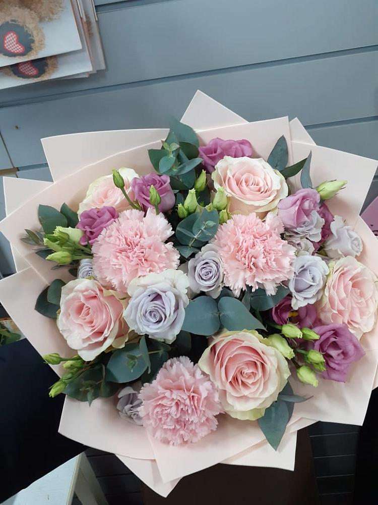 Букет цветов из: Розы, Гвоздики и Лизиантусы в Алатыри