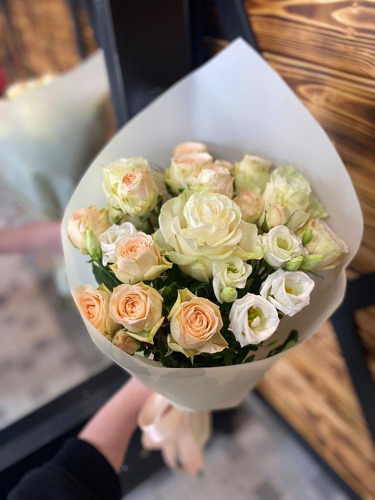 Букет цветов из: Розы и Лизиантусы в Алатыри